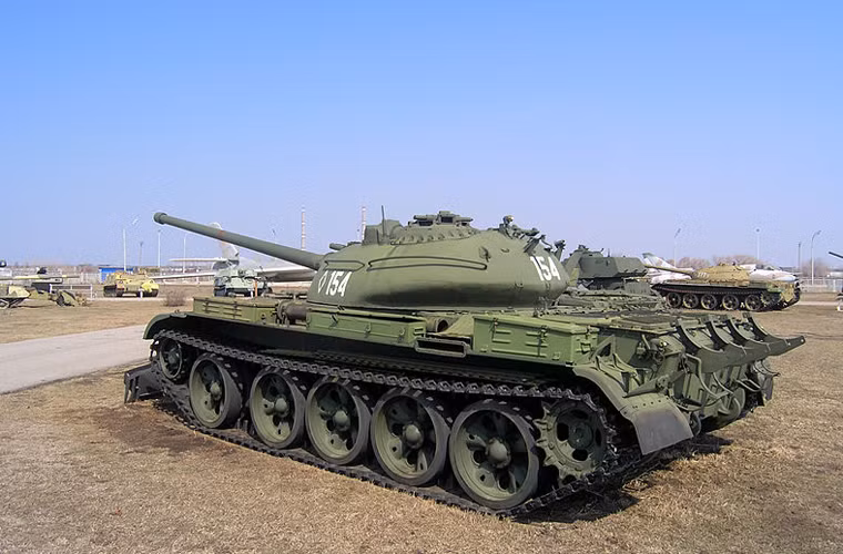 Tuy nhiên đuôi tháp pháo lại được vát góc.