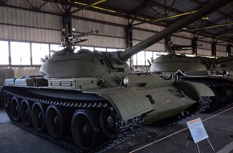 Khác với T-54-1, T-54-2 có tháp pháo lớn hơn, có hình vòm với mặt phẳng lấy cảm ứng từ mẫu xe tăng hạng nặng IS-3.