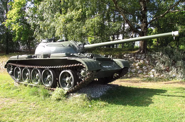 Từ 1952-1954, các nhà máy Liên Xô cho ra sản phẩm xe tăng T-54-3 (Object 137Sh hoặc T-54 Model 1951) với nhiều điểm khác biệt hơn nữa, nhưng vẫn tập trung nhiều ở tháp pháo.
