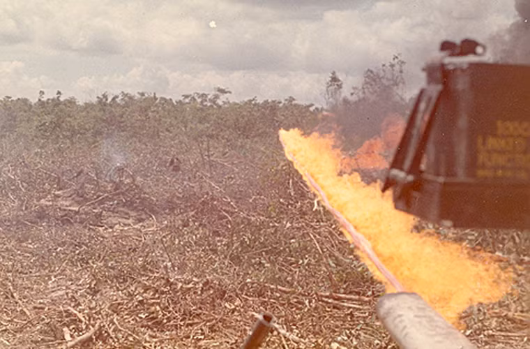 Súng M10-8 có khả năng phun hết toàn bộ nhiên liệu trong 32 giây với cự ly bắn xa đến 200m, tầm bắn hữu hiệu 137m.