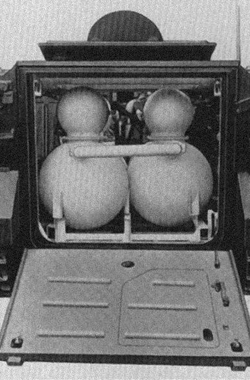 Bố trí bên trong thân xe tăng phun lửa M132A1, ghế ngồi lái xe đặt bên trái, khoang chở quân được gỡ bỏ thay bằng bình chứa gần 800 lít nhiên liệu M10 cho súng phun lửa cùng bộ bơm tạo áp lực phun.