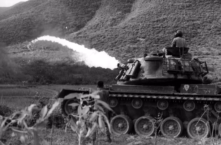 Một trong những xe tăng phun lửa đầu tiên mà Mỹ triển khai ở Việt Nam là M67 "Zippo" được đưa vào trang bị năm 1952, triển khai ở chiến trường Việt Nam cùng với các xe tăng chủ lực M48 Patton khoảng giữa những năm 1960 khi Mỹ bắt đầu đưa quân trực tiếp tham chiến ở miền nam Việt Nam.