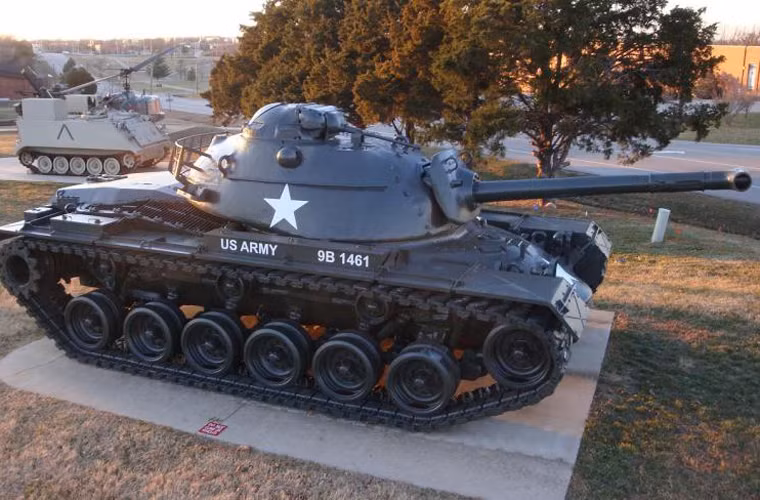 M67 Zippo được thiết kế trên khung gầm cơ sở xe tăng M48 Patton, có trọng lượng 48 tấn, dài tổng thể (gồm cả nòng pháo chính) 8,13m, rộng 3,63m và cao 3,08m. Vị trí bọc giáp dày nhất trên xe tăng ở mặt trước lên đến 178mm.