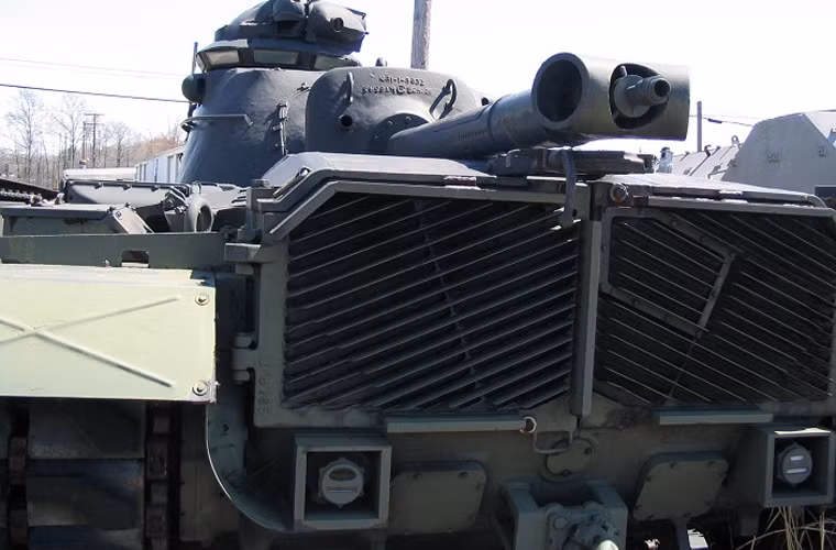 Súng phun lửa M7-6 được ngụy trang đặt trong lõi pháo 90mm với giảm giật chữ T vốn trang bị trên xe tăng M48 Patton.