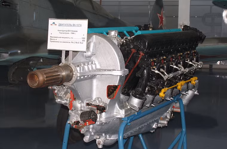 Cùng thời điểm MiG triển khai chương trình MiG I-250 thì OKB Sukhoi cũng khởi động dự án Su-5 (hoặc gọi là I-107) với thiết kế lai ghép động cơ cánh quạt và động cơ phản lực tương tự cách làm của MiG. Ảnh động cơ piston V12 VK-107A được sử dụng cho chương trình tiêm kích phản lực Sukhoi Su-5.
