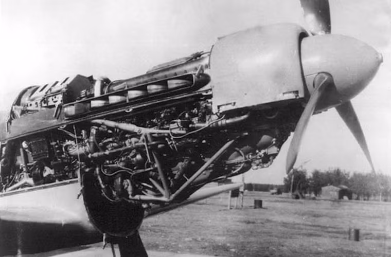 Ngày 3/3/1945, nguyên mẫu MiG I-250 thực hiện thành công chuyến bay thử nghiệm đầu tiên, nhưng chỉ 4 tháng sau đó mẫu này bị phá hủy sau một vụ tai nạn. Diễn biến nhanh chóng của cuộc CTTG 2 đã khiến cho dự án MiG I-250 không còn quá cần thân. Cùng với việc gặp nhiều vấn đề nên sau cùng chương trình MiG I-250 chính thức bị hủy bỏ năm 1947. Ảnh: Động cơ piston VK-107R.