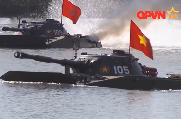 Lực lượng xe thiết giáp lội nước của Hải quân Đánh bộ Việt Nam gồm cả xe tăng và xe bọc thép chở quân mạnh mẽ.