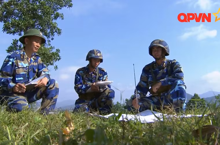 Bàn bạc kế hoạch tác chiến trước giờ diễn tập.