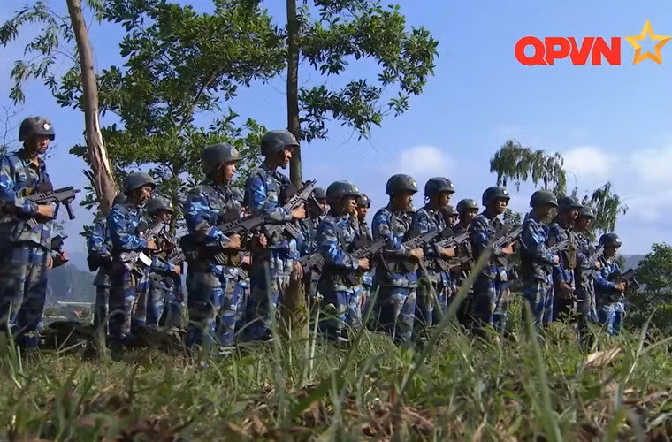 Hải quân Đánh bộ được thành lập sau khi giải phóng miền Nam năm 1975 với lực lượng ban đầu là Lữ đoàn hải quân đánh bộ 101 - tiền thân là Trung đoàn 101, Sư đoàn 325 và Lữ đoàn hải quân đánh bộ 126 - tiền thân là đoàn đặc công hải quân 126. Từ tháng 7/1978, Binh chủng Hải quân đánh bộ đón nhận thêm thành viên mới là Lữ đoàn 147 (M47). Ảnh: Chiến sĩ Hải quân Đánh bộ Việt Nam nghe phổ biến kế hoạch diễn tập.