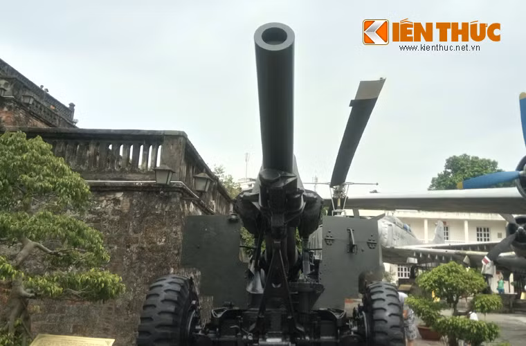 Lựu pháo xe kéo M114 155mm có trọng lượng khi hành quân là 5,8 tấn, khi chiến đấu là 5,6 tấn, chiều dài nòng 3,79m, cao 1,8m, rộng 2,43m khi hành quân.