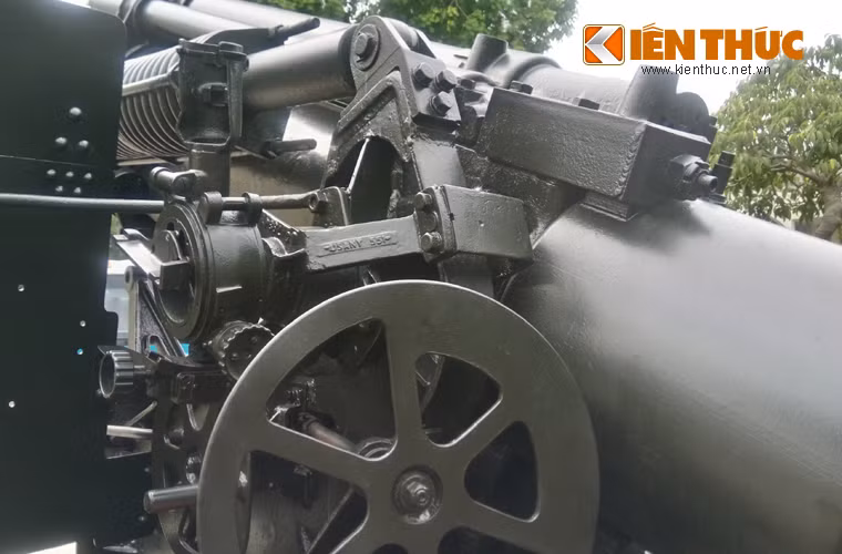 Cần tới kíp pháo thủ 11 người để vận hành khẩu pháo này.