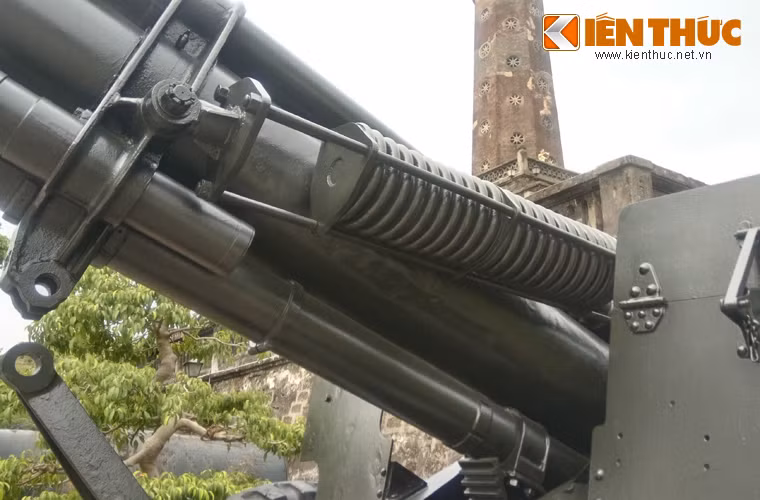 Pháo có xilanh giảm giật ở phía trên, việc vận hành loại đại bác này khá vất vả. Ảnh: Hệ thống giảm giật của pháo.
