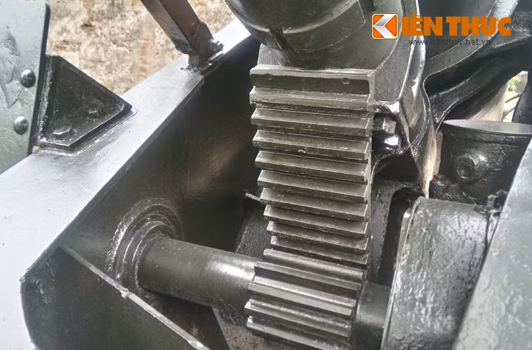 Góc nâng hạ nòng -2 độ đến +63 độ.