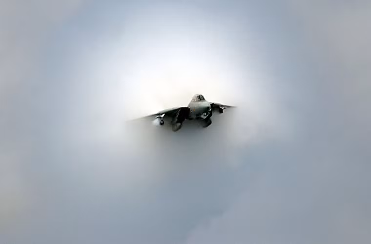 Máy bay đạt tốc độ vượt âm thanh Mach 2,34 tức 2.485km/h ở trần bay cao, bán kính chiến đấu 926km, trần bay 15,2km, vận tốc leo cao 229m/s.