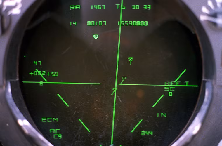 Biến thể sản xuất nhiều nhất F-14A được trang bị radar mạng pha băng X AN/AWG-9 tích hợp khả năng nhạn diện địch - ta, theo dõi cùng lúc 24 mục tiêu, bắt bám trong chế độ "theo dõi trong khi quét" 6 mục tiêu cách 97km, có khả năng khóa mục tiêu nhỏ ở trần bay thấp như tên lửa hành trình, phát hiện máy bay ném bom cách đến 160km. Từ biến thể F-14D (sản xuất số lượng nhỏ) sử dụng radar AN/APG-71 có tầm trinh sát đến 370km. Ảnh: Màn hình hiện sóng radar AN/AWG-9.