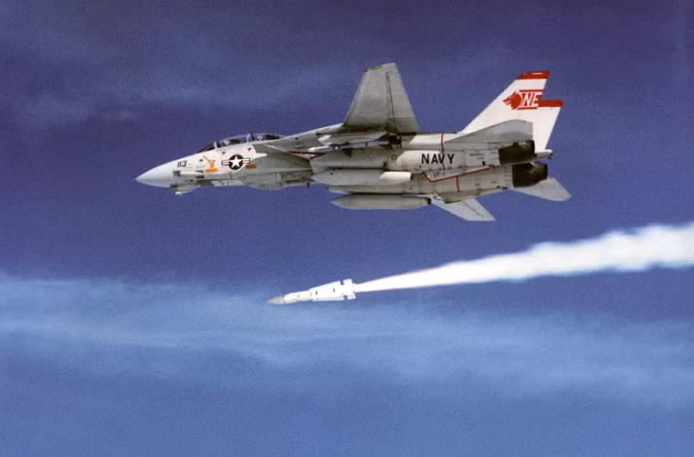 AIM-54 từng là "sát thủ diệt chim sắt" mạnh nhất của Không lực Mỹ, với tầm bắn lên tới 190km, độ cao bắn hạ mục tiêu đến 24km, tốc độ bay Mach 5, trang bị đầu tự dẫn radar chủ động (kích hoạt khi cách mục tiêu 18km).