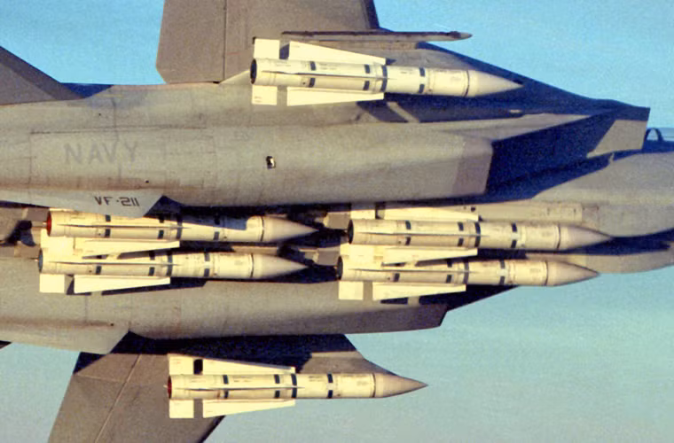 Khả năng tác chiến không đối không của F-14 là rất đáng gờm với việc mang tổng cộng 8 tên lửa không đối không tầm ngắn - tầm trung hỗn hợp tùy từng nhiệm vụ cụ thể. Trong ảnh, F-14 mang tới 6 tên lửa không đối không tầm siêu xa AIM-54 Phoenix.