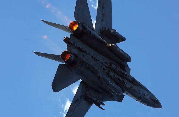 F-14 được trang bị cặp động cơ tuốc bin phản lực cánh quạt đẩy TF30 (hoặc còn gọi là JT10A) cung cấp lực đẩy tổng thể đến 93kN/chiếc, cho phép máy bay đạt tốc độ tối đa Mach 2,34. Tuy nhiên động cơ TF30 bị chỉ trích nhiều là thiếu tin cậy, dẫn tới tai nạn cho các máy bay F-14. Dẫu vậy, có tới 70% số F-14 (trong tổng số 712 chiếc F-14 được chế tạo từ 1969-1991) sử dụng động cơ TF30, các biến thể sau này gồm F-14B/D được trang bị động cơ tin cậy hơn là F110-GE-400.