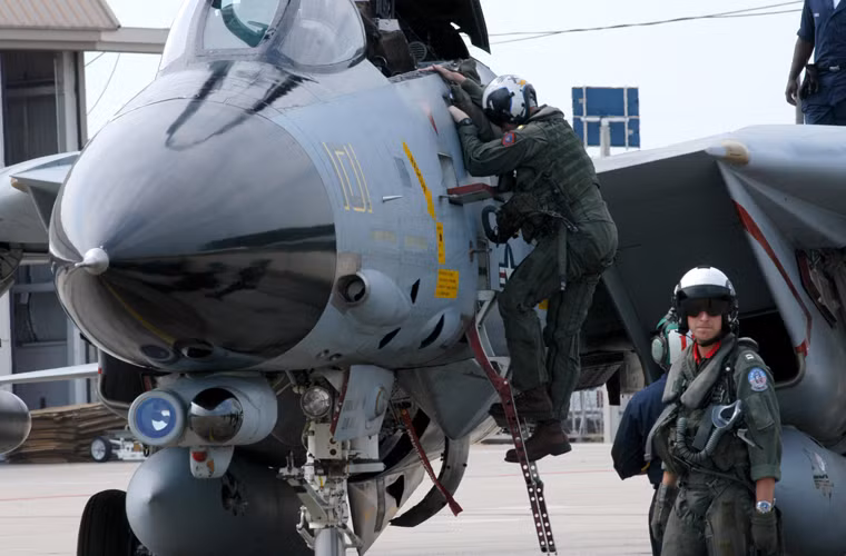 Ngoài AN/AWG-9, F-15 còn được trang bị cảm biến tìm kiếm - theo dõi hồng ngoại AN/ALR-23 hoặc trạm quang học/hồng ngoại AAX-1 có khả năng nhận diện và theo dõi máy bay ở cự ly tối đa đến 97km với mục tiêu lớn (như máy bay ném bom).