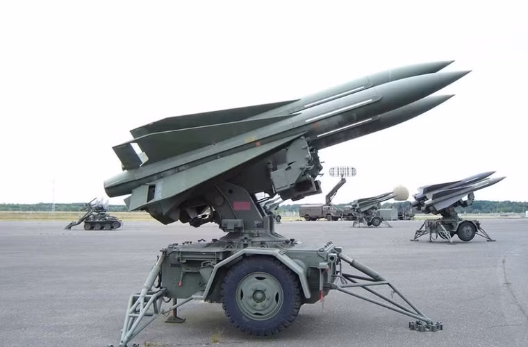 MIM-23 Hawk là một trong những loại tên lửa phòng không chủ lực của Nhật Bản hiện nay, do Mỹ sản xuất từ những năm 1960-1970. Biến thể của Nhật Bản thuộc thế hệ cải tiến I-Hawk hay còn gọi là MIM-23B với các cải tiến tăng khả năng tiêu diệ tmucj tiêu ở độ cao thấp, nâng cấp radar và đặc biệt là đạn tên lửa.
