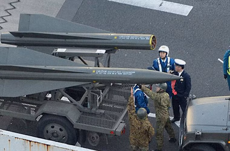 Không rõ liệu có va chạm nào xảy ra trước khi đầu quả tên lửa MIM-23 Hawk bị rơi hay không? Nhưng có vẻ như tại thời điểm xảy ra vụ việc, nhà chức trách Nhật Bản vẫn chưa tìm được “cái đầu”. Thật may, đầu tên lửa phòng không thường là nơi đặt bộ phận dẫn đường, trong khi phần chiến đấu chứa thuốc nổ nằm ở thân đạn.