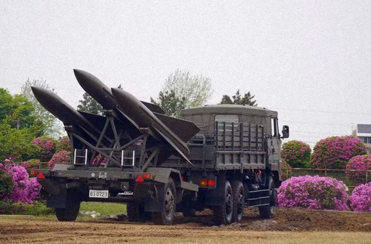 Đạn tên lửa của tổ hợp tên lửa MIM-23B I-Hawk có đầu đạn lớn hơn (nổ phá mảnh nặng 74kg), động cơ M112 nhỏ hơn nhưng mạnh hơn và cải tiến đáng kể bộ phận dẫn đường.