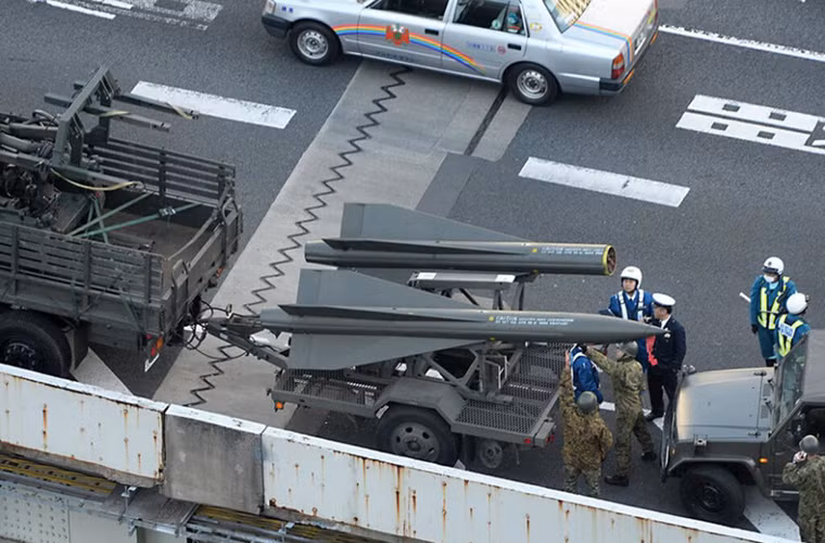 Vụ việc hi hữu này mới xảy ra gần đây trên đoạn đường cao tốc không rõ ở thành phố nào của Nhật Bản. Qua các bức ảnh có thể hiểu rằng, một trong hai quả đạn tên lửa phòng không MIM-23 Hawk thuộc sở hữu của Lực lượng Phòng vệ Nhật Bản khi đang di chuyển trên đoạn đường cao tốc thì bất ngờ “rơi đầu”.