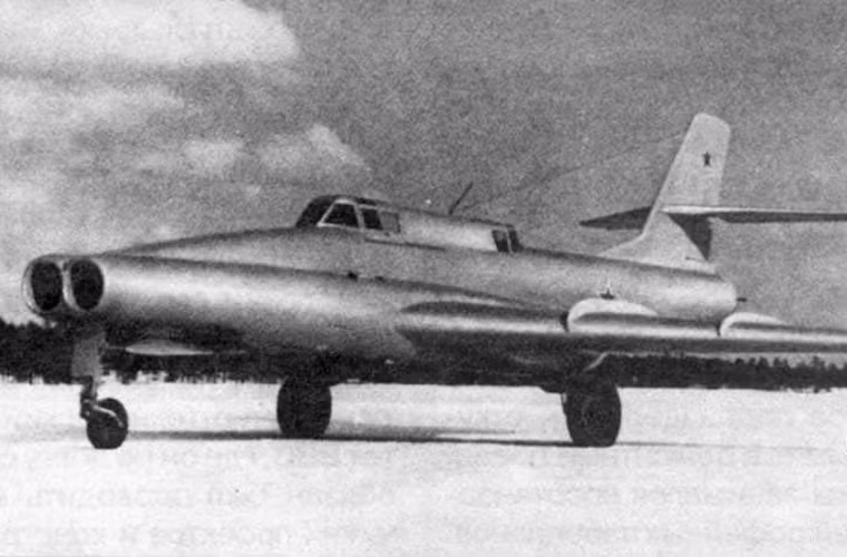 Trong ảnh là máy bay cường kích bọc thép, động cơ phản lực Il-40 được phát triển vào đầu những năm 1950. Chỉ có 7 chiếc được chế tạo trước khi chương trình hủy bỏ vào đầu năm 1956 khi mà Không quân Liên Xô (VVS) thay đổi học thuyết tác chiến từ chi viện tầm gần sang sử dụng vũ khí hạt nhận chiến thuật trên chiến trường. Máy bay có mũi kỳ dị, là nơi đặt cửa hút không khí cho hai động cơ RD-9V cho phép đạt tốc độ 993km/h, hỏa lực có 5 pháo AM-23 23mm và khả năng mang 1,4 tấn bom.