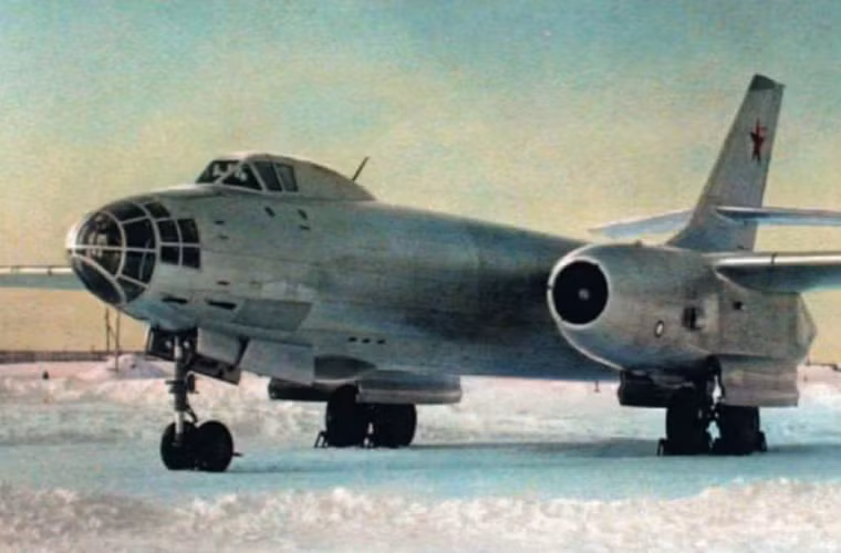 Thiết kế máy bay ném bom phản lực Il-46 được triển khai đầu những năm 1950 trên cơ sở Il-28 nhưng với kích cỡ lớn hơn, dùng động cơ AL-5 cho tốc độ 928km/h, tải trọng bom lên tới 6 tấn. Chỉ một chiếc được chế tạo và bay thử lần đầu tháng 3/1952, tuy nhiên nó thất bại trước đối thủ Tu-16 từ Tupolev.