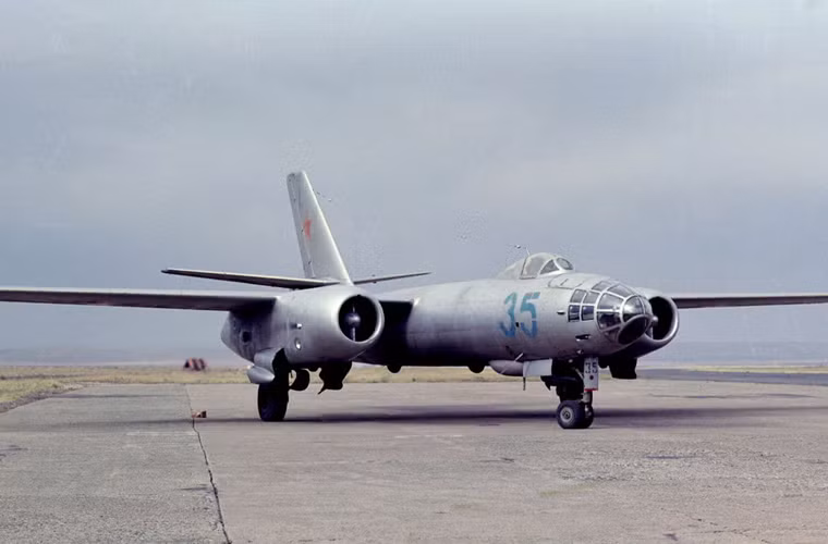 Thời kỳ đầu Chiến tranh Lạnh, Iluyshin gặt hái thêm thành công mới với mẫu máy bay ném bom phản lực Il-28. Tổng cộng 6.635 chiếc được chế tạo từ năm 1950. Cánh bay của Il-28 trải rộng từ Đông Âu tới châu Á, châu Phi. Chiếc máy bay đạt tốc độ 902km/h, tầm bay 2.000km, mang được số lượng bom tới 3 tấn.