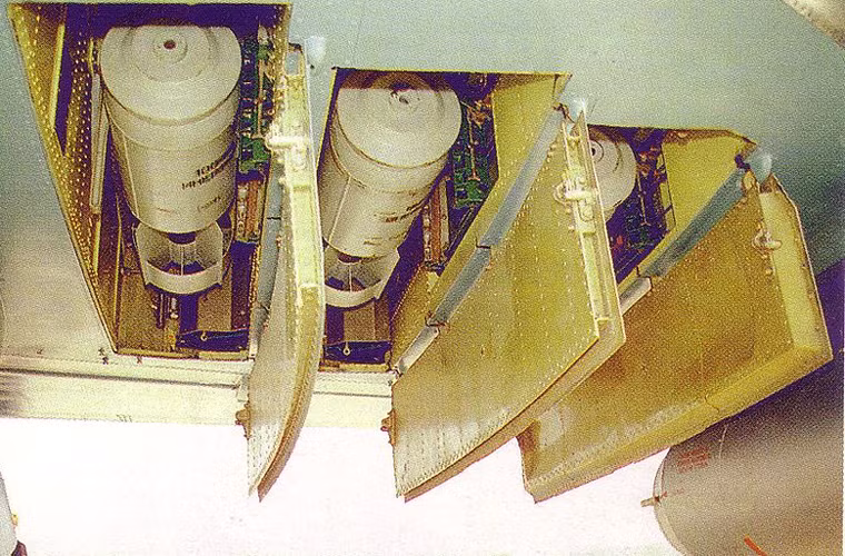 Trong cánh máy bay có những khoang nhỏ cho phép mang tới 6 quả bom ngoài 8 giá treo trên cánh và thân cho phép mang rocket, tên lửa.