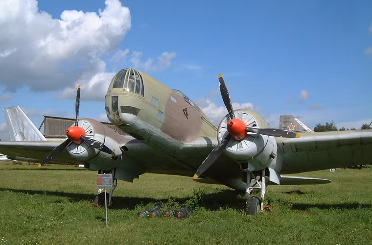 Trước Il-2 và Il-10, Iluyshin đã thành công với máy bay ném bom tầm xa Il-4 khi có tới 1.528 chiếc được chế tạo từ năm 1936-1939. Ngày 8/8/1941, 15 chiếc DB-3 của Hạm đội Batic "vinh dự" thả những quả bom Liên Xô đầu tiên xuống Berlin.