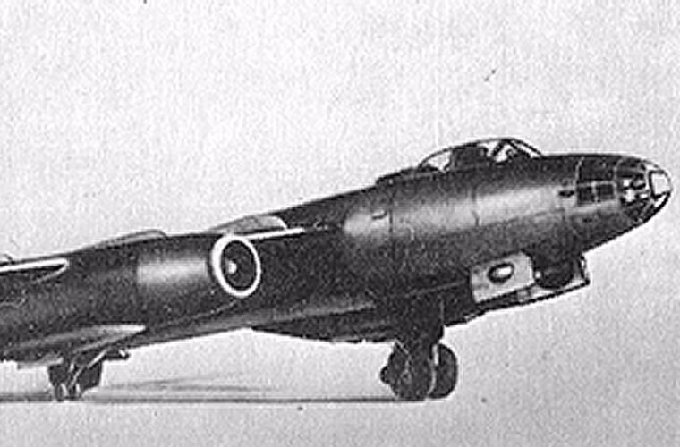 Thiết kế máy bay ném bom phản lực Il-30 được phát triển trên cơ sở Il-28 với một số thay đổi thiết kế cánh, bộ phận hạ cánh, động cơ. Nó có khả năng đạt tốc độ 1.000km, tải trọng 4 tấn bom. Tuy nhiên, dự án bị hủy bỏ khi còn chưa kịp bay thử nguyên mẫu.