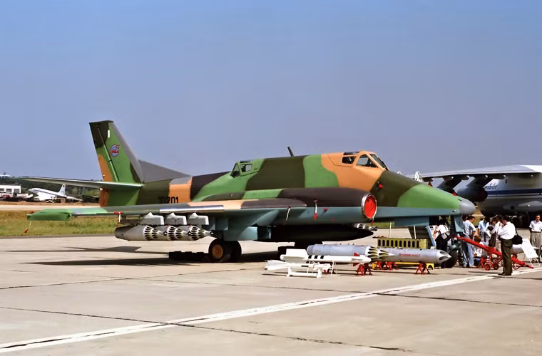 Những năm 1960-1970, Iluyshin tiếp tục nỗ lực nữa trong phát triển máy bay chiến đấu với thiết kế cường kích Il-102 cạnh tranh với mẫu Su-25 của Sukhoi trong chương trình tìm kiếm máy bay cường kích bọc thép mới cho Không quân Liên Xô. Và lẽ dĩ nhiên, ai cũng biết sau cùng thì Su-25 đã được chọn và sử dụng rộng rãi tới tận ngày nay, trong khi dự án Il-102 chịu thất bại thảm hại và kết thúc luôn tham vọng chiến đấu cơ Iluyshin.