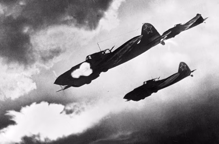 Điển hình là thiết kế máy bay cường kích Iluyshin Il-2 Shturmovik - mẫu máy bay đã khiến cho lực lượng bộ binh, xe tăng Đức phải kinh hồn bạt vía mỗi khi xuất hiện. Sự thành công của Il-2 thể hiện ở con số chế tạo (36.183 chiếc), và câu nói của Tổng bí thư ĐCS Liên Xô Stalin với giám đồ nhà máy chế tạo: "Chúng quan trọng với Hồng quân như không khí và bánh mì".