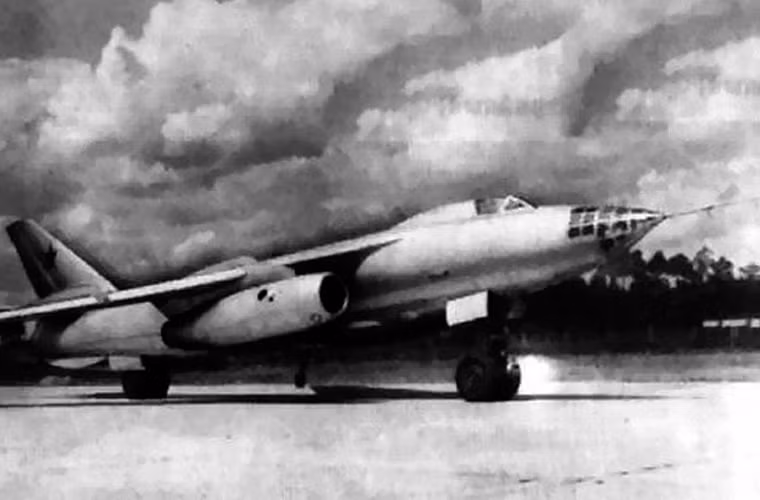 Thất bại liên tiếp nhưng Iluyshin không hề nản chí, họ tiếp tục phiêu lưu với thiết kế máy bay ném bom cận âm Il-54 có khả năng đạt tốc độ 1.150km/h với động cơ AL-7, mang được 6 tấn bom. Đáng tiếc, dự án một lần nữa chịu thất bại trước đối thủ Yak-25.