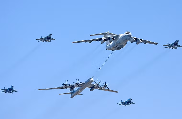 Tuy ngày nay Iluyshin được biết đến nhiều với thương hiệu máy bay vận tải và máy bay tiếp dầu hay mảnh bay cảnh báo sớm, nhưng trong quá khứ hãng này từng đã lập nên nhiều thành công trong phát triển máy bay chiến đấu.