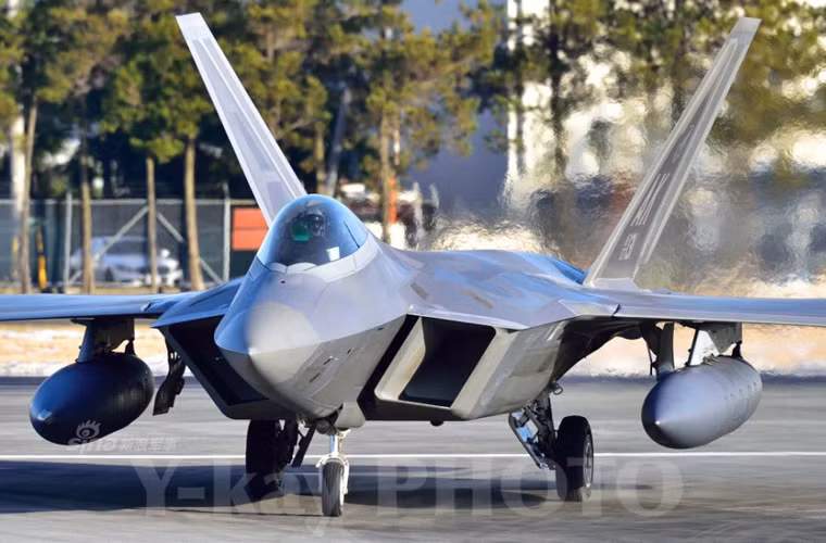 F-22 là tiêm kích tàng hình thế hệ 5 của Không quân Mỹ, “miễn nhiễm” hầu hết các loại radar trên thế giới, trang bị hệ thống điện tử - vũ khí tiên tiến bậc nhất thế giới.