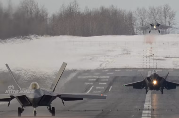 Các máy bay F-22 lần lượt hạ cánh.