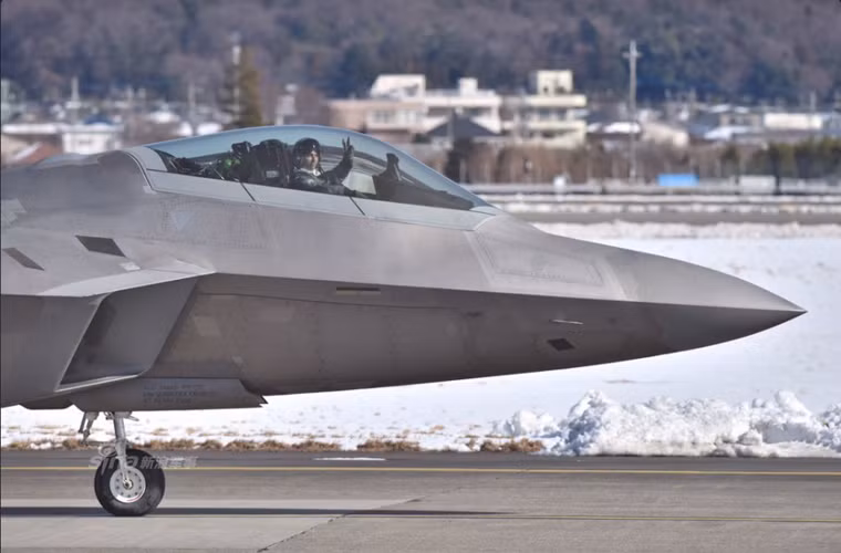 Tuy nhiên, việc đưa F-22 tới căn cứ Yokota cũng khiến cho giới chuyên gia đặt dấu hỏi. Vì trước đó, hầu như các máy bay tàng hình của Không quân Mỹ đều triển khai tới căn cứ Kadena, quần đảo Okinawa – nơi đặt Liên đoàn không quân 18 - lực lượng chiến đấu lớn nhất của Không quân Mỹ tại Nhật Bản. Căn cứ này hiện có các máy bay tiêm kích F-15, cảnh báo sớm E-3, tiếp dầu KC-135 và trực thăng HH-60 Pave Hawk.
