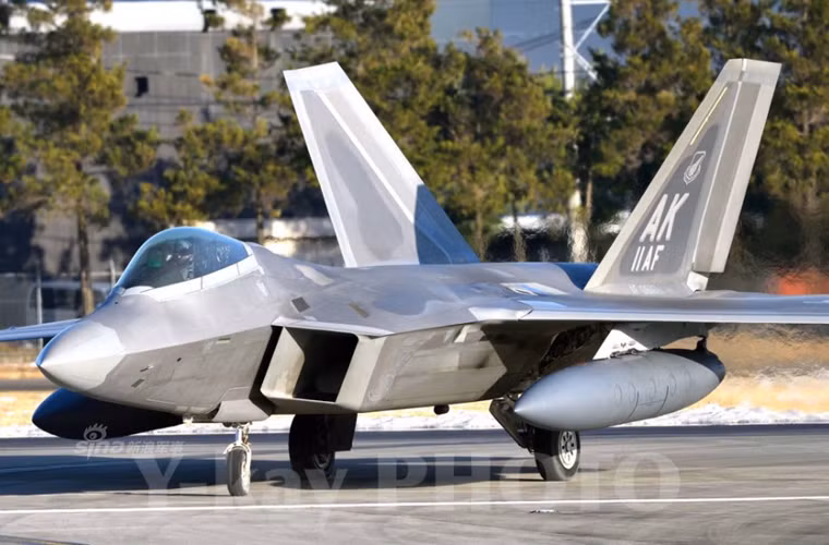 Tuy không nói ra, nhưng có lẽ ai cũng biết rằng sự có mặt của tiêm kích F-22 ở Nhật Bản đều hướng tới Triều Tiên – quốc gia vừa thực hiện việc thử bom H gây tranh cãi.