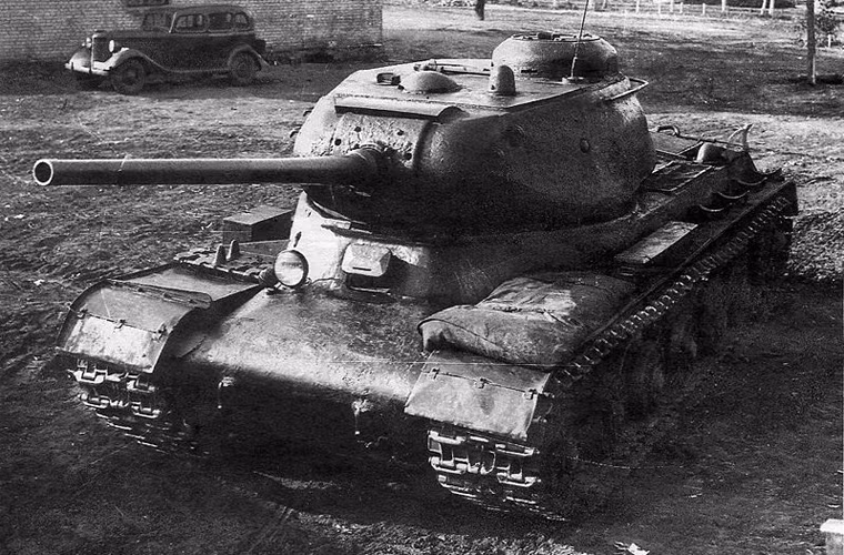 Xe tăng hạng nặng KV-85 (Object 239) sử dụng khung gầm mẫu KV-1S (biến thể KV-1 với giáp mỏng hơn nhưng tốc độ cao hơn) trang bị pháo chính 85mm D-5T với tháp pháo mới. Khoảng 148 chiếc được sản xuất từ nửa cuối năm 1943 tới mùa hè 1944. Sau KV-1, KV-2 thì đây là thành viên duy nhất đem lại hào quang ít ỏi cho dòng xe tăng hạng nặng KV. Dẫu rằng KV-85 là dẫn xuất tạo nên họ gia đình tăng hạng nặng IS sau này.