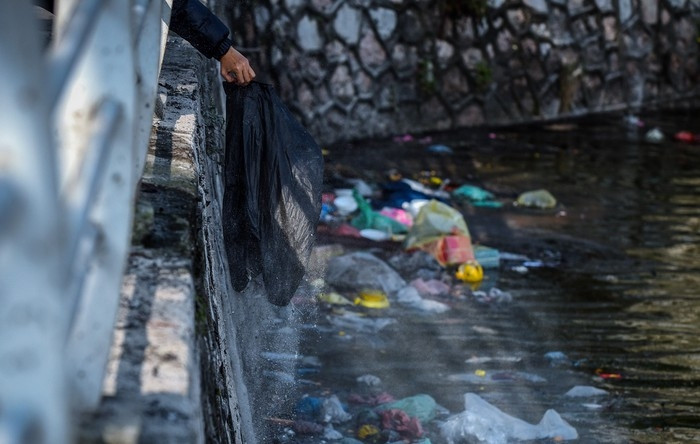 Nhiều "xế" của ông Táo còn chưa kịp đập hộp, vẫn còn bơi trong muôn vàn túi nilon.