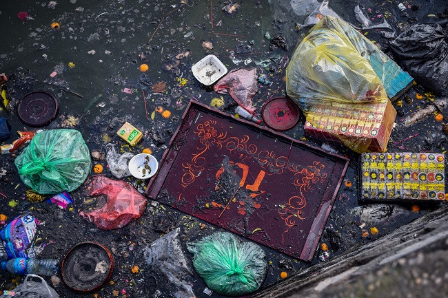 Bàn thờ, chó sứ, bát hương cũng hóa cùng cho ông Táo.