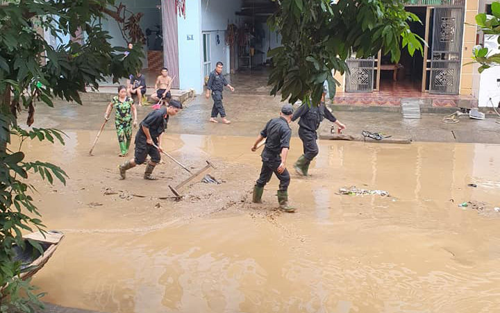 Các tuyến đường tỉnh 163,166,169, 172 bị ngập sâu do nước sông dâng cao, gây tắc đường, chia cắt nhiều xã trên địa bàn huyện Văn Yên, nhiều tuyến giao thông trên thành phố Yên Bái bị ngập, gây đảo lộn cuộc sống của người dân.
