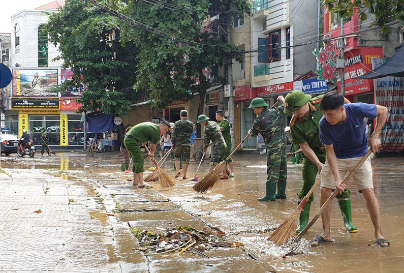 Quân với dân cùng chung sức khắc phục hậu quả do mưa lũ để lại