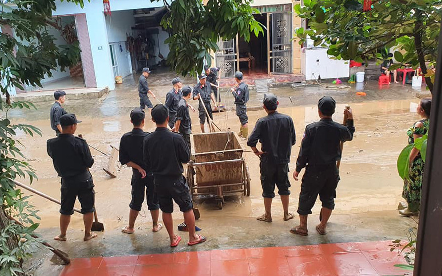 Để giúp dân khắc phục hậu quả mưa lũ, trong suốt những ngày qua, Công an tỉnh Yên Bái đã huy động tối đa CBCS Công an các huyện, thành phố; lực lượng CSGT đường bộ, đường thủy, Cảnh sát cơ động, Cảnh sát PCCC cùng nhiều ca nô, xuồng máy và các phương tiện, thiết bị, vật tư xuống các địa bàn bị ngập lụt...