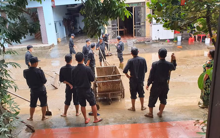 Để giúp dân khắc phục hậu quả mưa lũ, trong suốt những ngày qua, Công an tỉnh Yên Bái đã huy động tối đa CBCS Công an các huyện, thành phố; lực lượng CSGT đường bộ, đường thủy, Cảnh sát cơ động, Cảnh sát PCCC cùng nhiều ca nô, xuồng máy và các phương tiện, thiết bị, vật tư xuống các địa bàn bị ngập lụt...