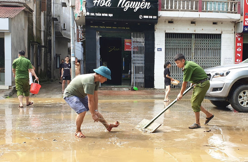 Nhiều tuyến đường nước đã rút nhưng để lại nhiều bùn đất gây ảnh hưởng đến việc đi lại của phương tiện giao thông cũng như người dân.