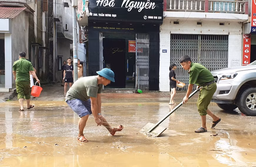 Nhiều tuyến đường nước đã rút nhưng để lại nhiều bùn đất gây ảnh hưởng đến việc đi lại của phương tiện giao thông cũng như người dân.